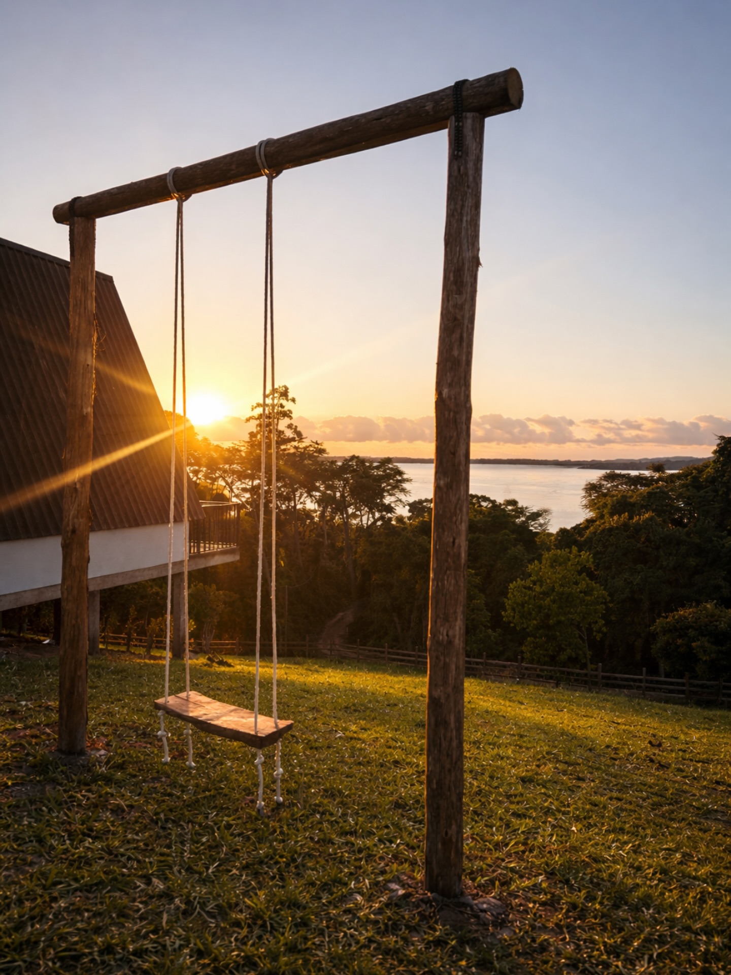 Balanço com vista para a paisagem ao pôr do sol