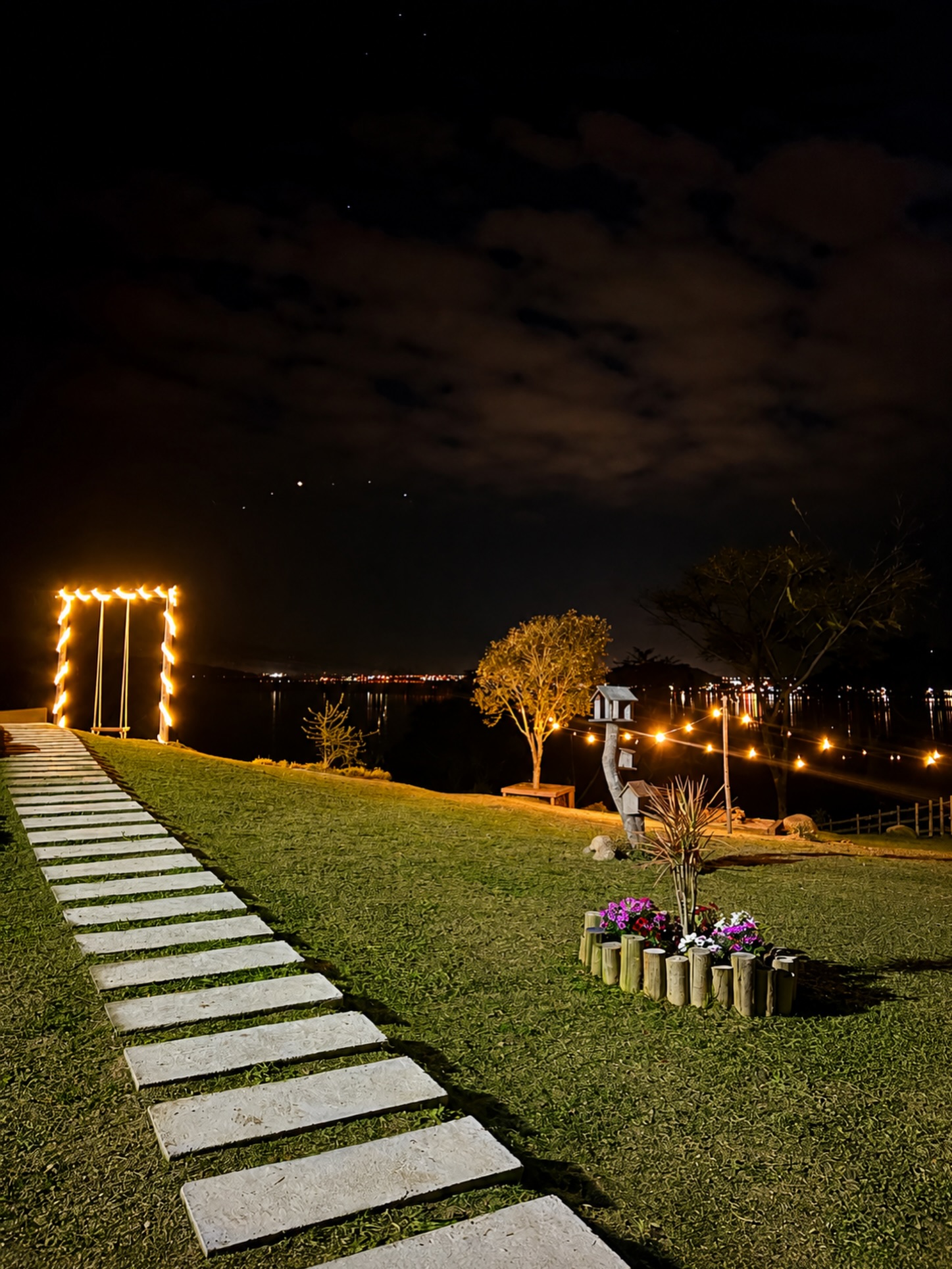 Jardim do chalé à noite