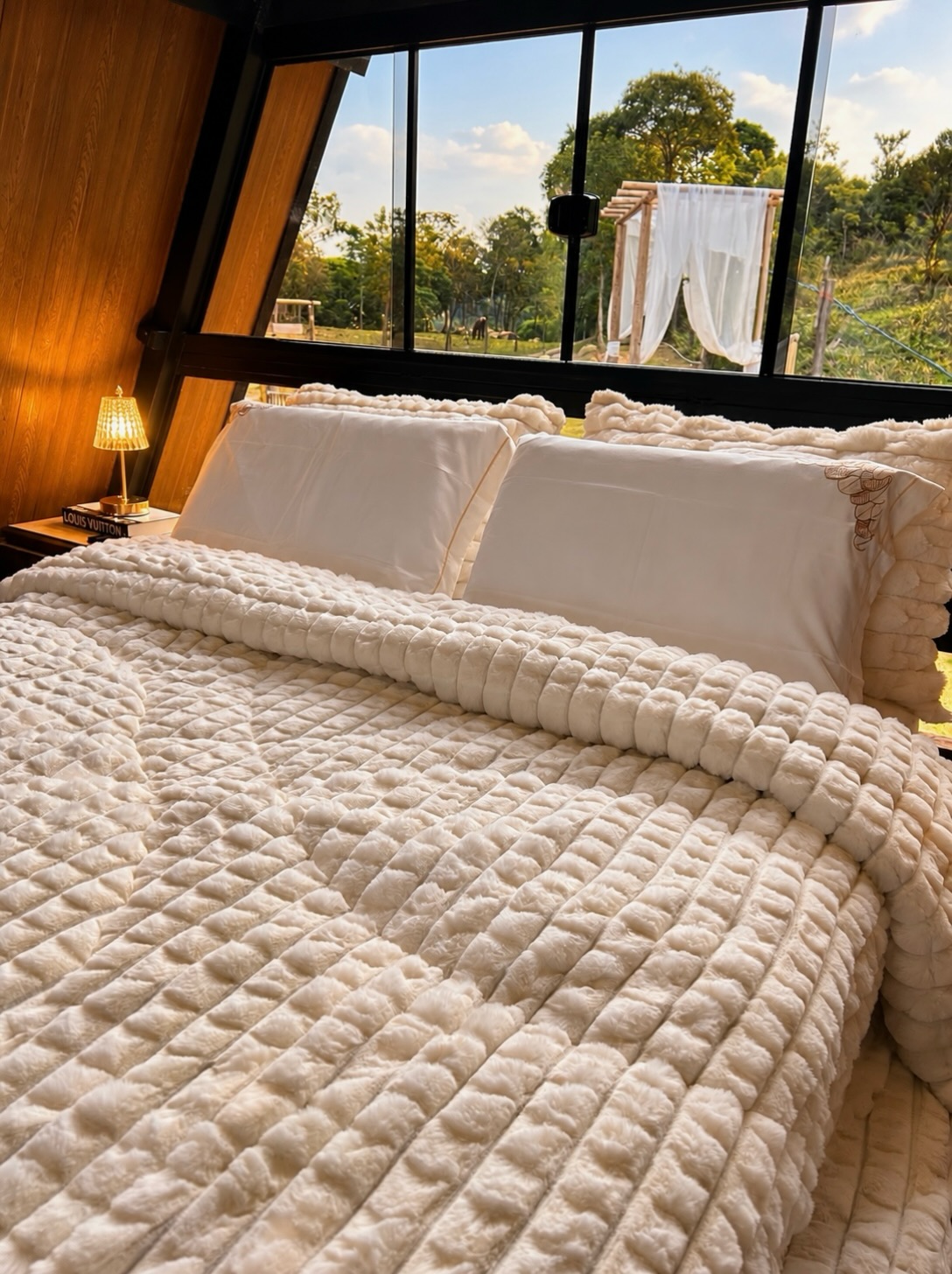 Quarto acolhedor com vista para o jardim